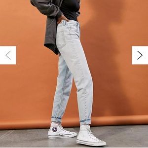 BDG Light Vintage Wash High-Waist Mom Jean S27